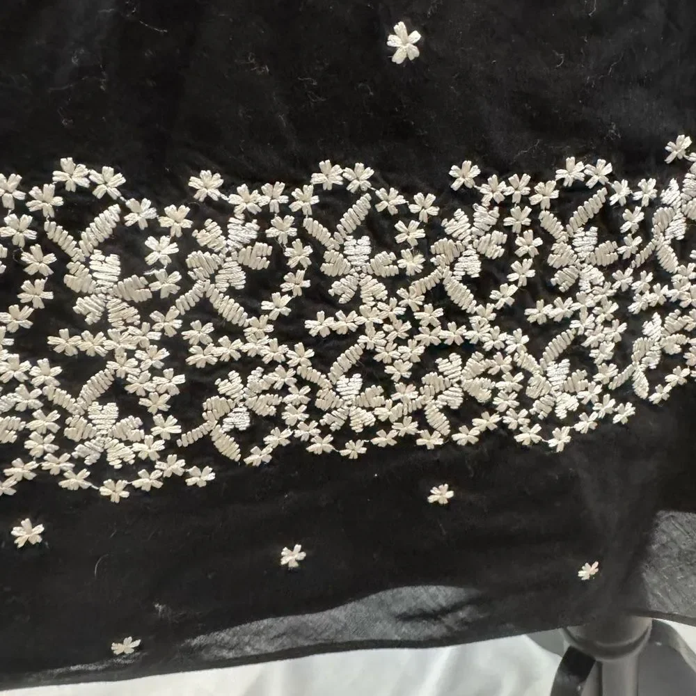 Ann Taylor 100% cotton black and white embroidered floral midi skirt size 6